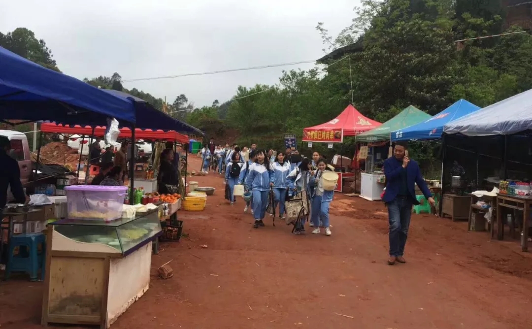 聚焦七彩| 十里紅楓千人醉 ,千畝彩林萬人至！