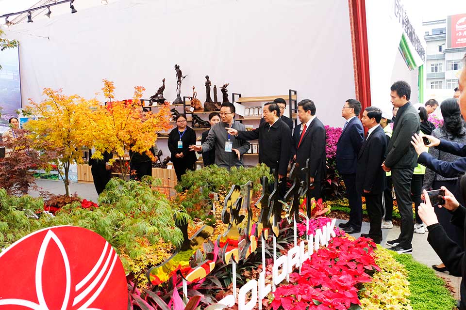 聚焦七彩|第十二屆全國政協(xié)副主席齊續(xù)春參觀訪問七彩林科秦巴農(nóng)洽會展位