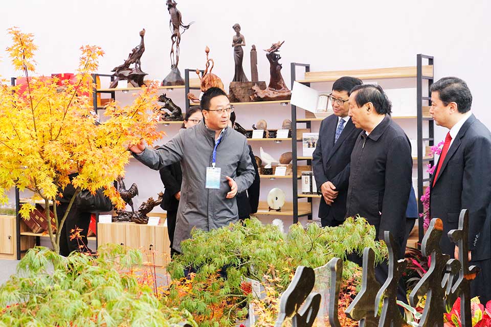 聚焦七彩|第十二屆全國政協(xié)副主席齊續(xù)春參觀訪問七彩林科秦巴農(nóng)洽會展位