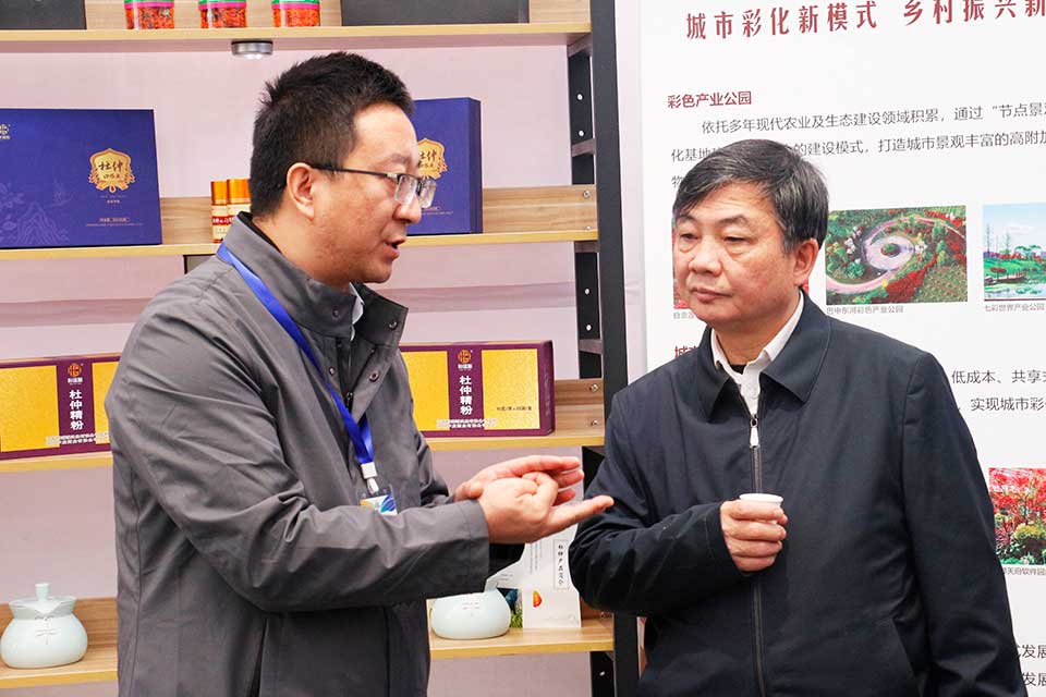 聚焦七彩|第十二屆全國政協(xié)副主席齊續(xù)春參觀訪問七彩林科秦巴農(nóng)洽會展位