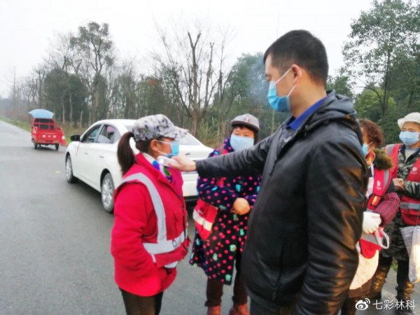 都江堰綠化養(yǎng)護(hù)項(xiàng)目：做好上崗人員體溫檢測(cè)、嚴(yán)格佩戴護(hù)具