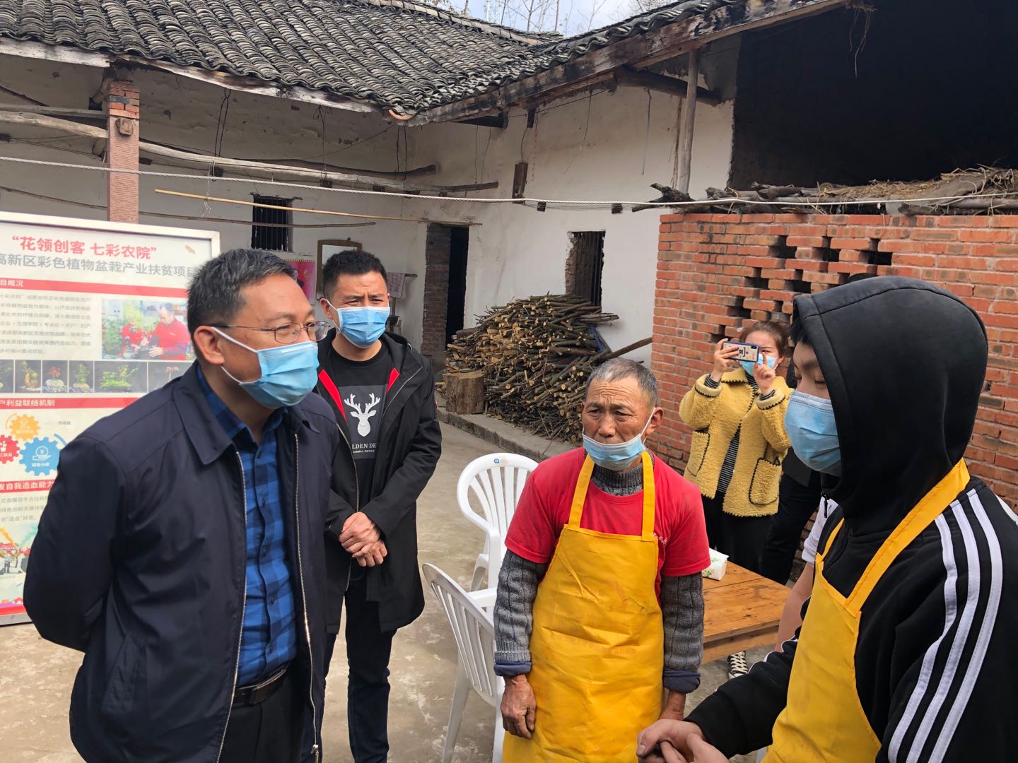 聚焦七彩|成都市副市長劉旭光調(diào)研七彩林科產(chǎn)業(yè)扶貧項(xiàng)目